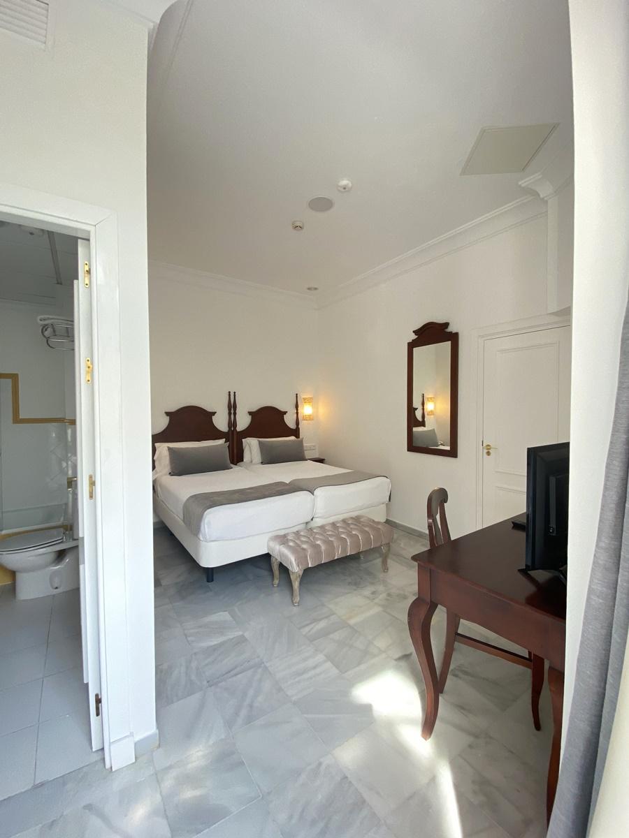 Cortes De Hotel 3*